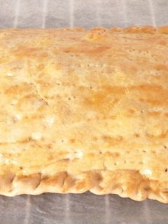 Una foto de Empanada puerro, bacon, pollo, bechamel y roquefort