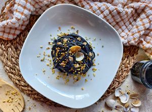 Foto di Spaghetti al nero di seppia, vongole e pistacchi