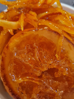 Una foto de Naranja 🍊 confitada