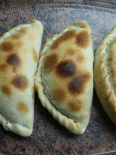 Una foto de Empanadas de carne muy jugosas y sabrosas, con un toque salteño