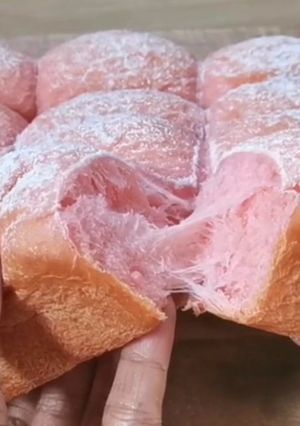 รูปของ ขนมปังสตรอว์เบอร์รีสีหวาน อบในหม้ออบ DIY