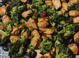 Una foto de Salteado de pollo y brócoli