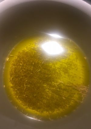 A picture of Fennel oil.