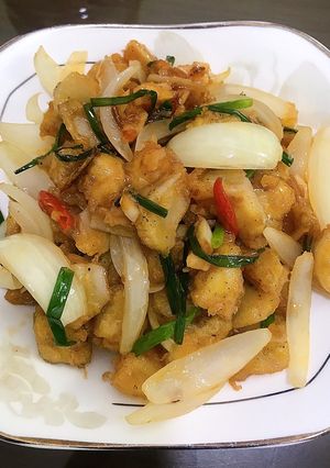 Hình của món Sụn gà chiên mắm.