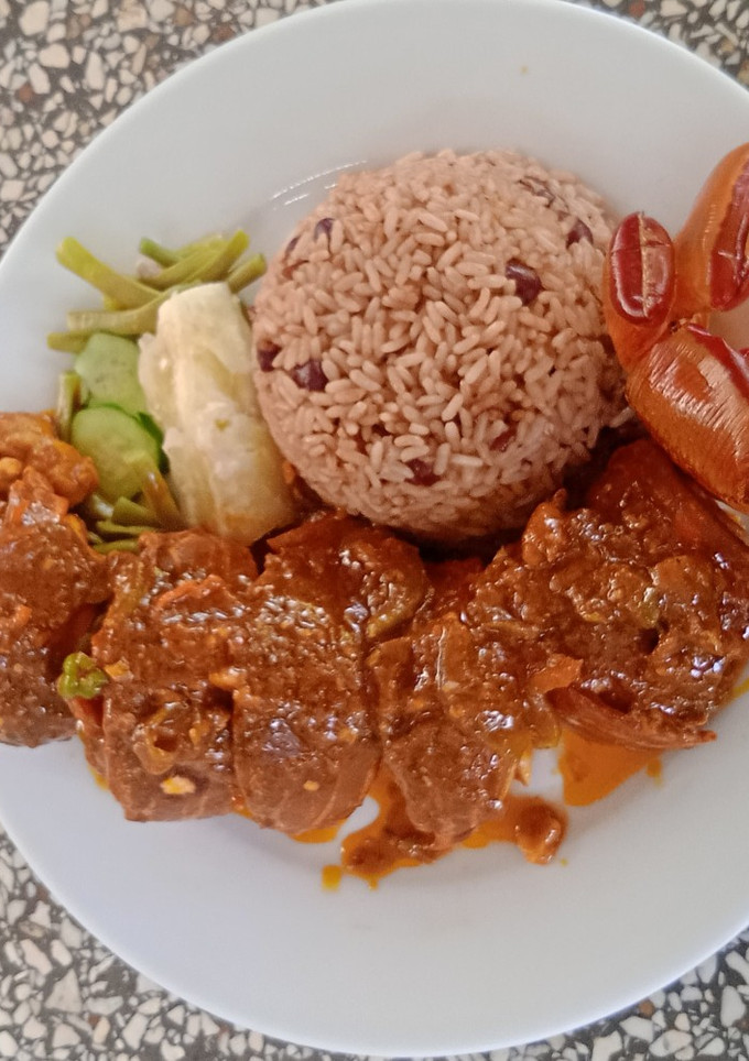 Una foto de Enchilado de langosta cubano sencillo