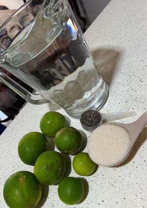 Una foto de Agua de limón con chía