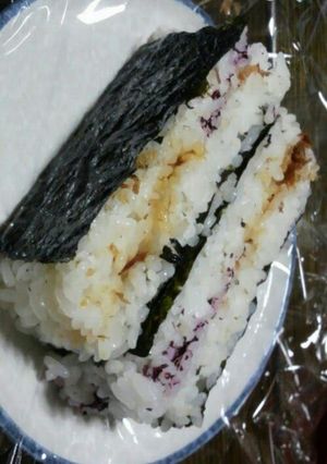 A picture of Onigiri Sandwiches.
