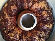 Una foto di ciambellone con gocce di cioccolato