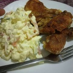 Crispy chicken pieces and salad A picture of Crispy chicken pieces and salad.