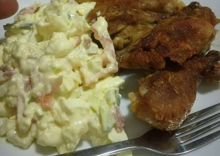 Crispy chicken pieces and salad