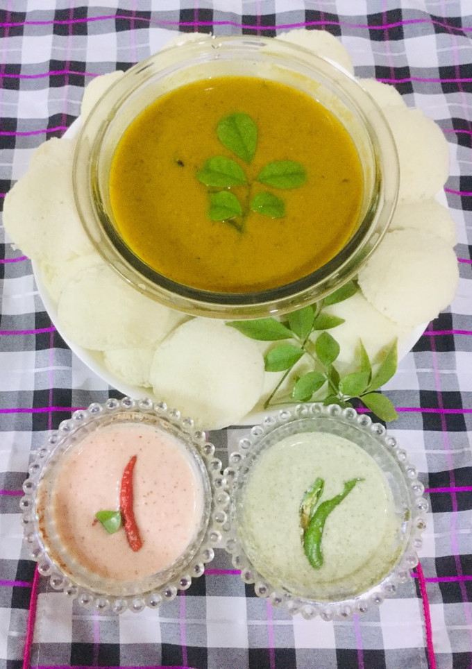 A picture of Idli-Sambhar.