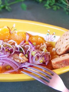 Una foto de Queso fresco 0 % con naranja y cebolla morada