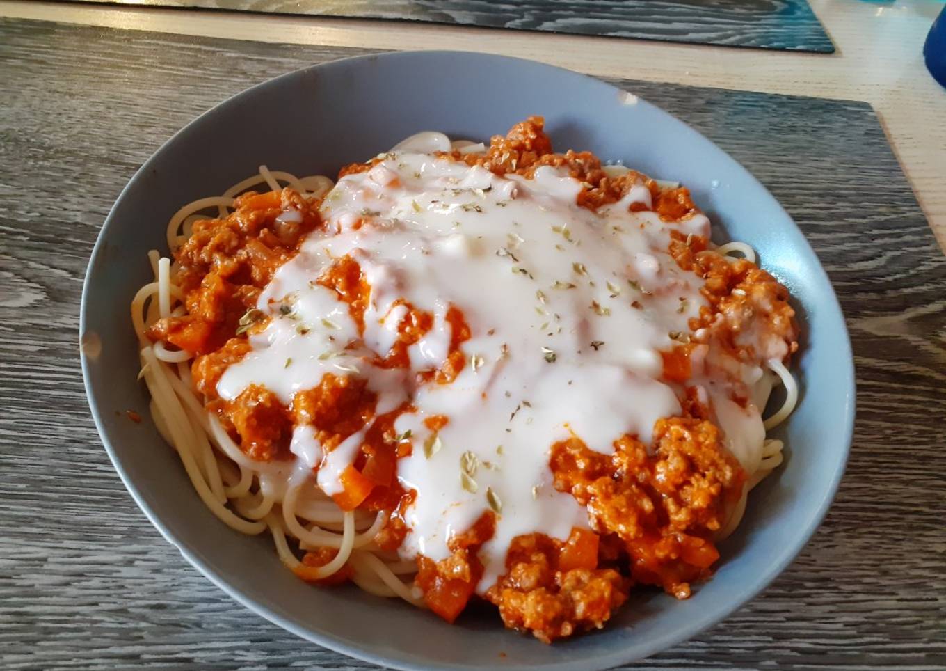 Espaguetis a la boloñesa con mozzarella