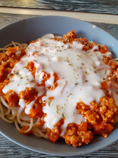 Una foto de Espaguetis a la boloñesa con mozzarella