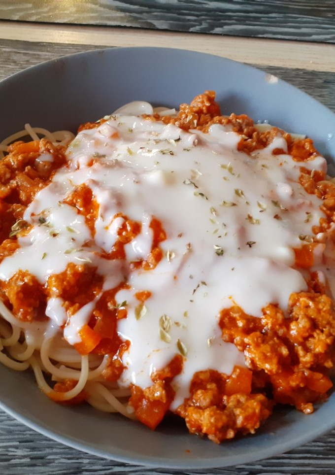 Una foto de Espaguetis a la boloñesa con mozzarella