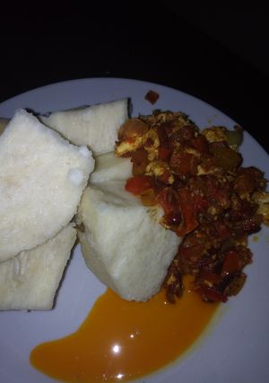 A picture of Boiled yams with eggs sauce.