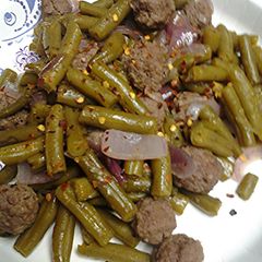 A picture of Green beans with meatballs.