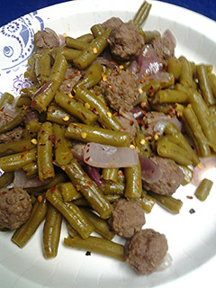 A picture of Green beans with meatballs.