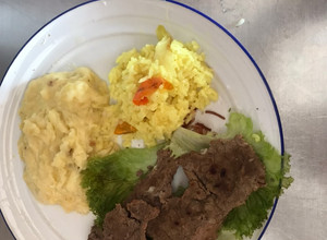 Una foto de Puré de papas y arroz con cúrcuma
