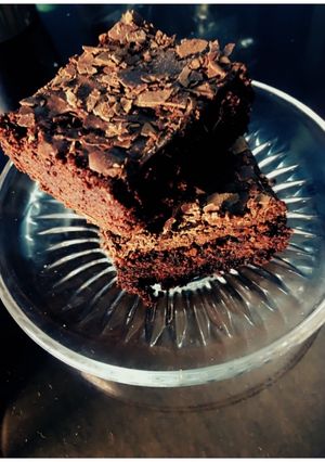 A picture of No bake Vegan Choco Brownies with Choco shave frosting.