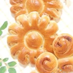 A picture of Flower Garden Cinnamon Roll.