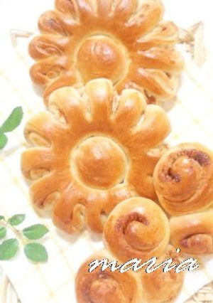 A picture of Flower Garden Cinnamon Roll.