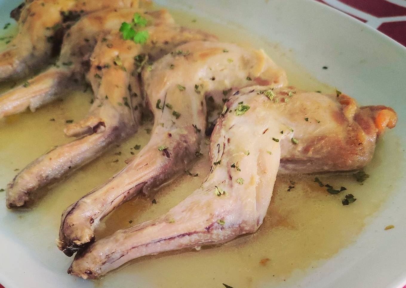 Conejo al ajillo con salsa de vino