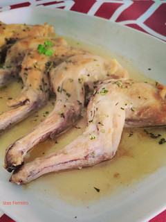 Una foto de Conejo al ajillo con salsa de vino