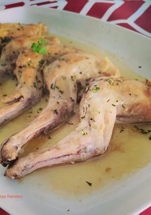 Una foto de Conejo al ajillo con salsa de vino