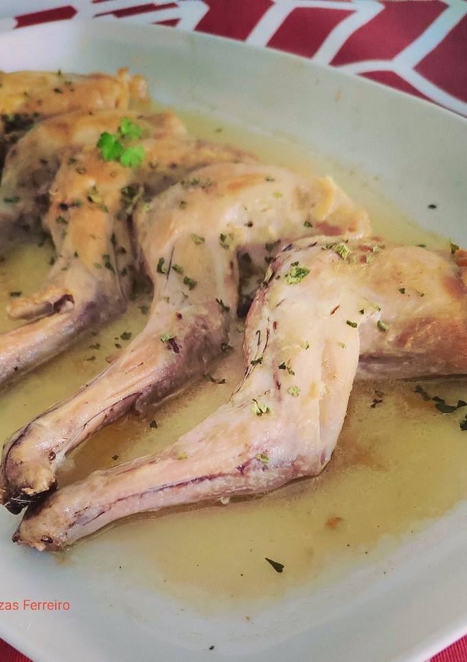 Una foto de Conejo al ajillo con salsa de vino