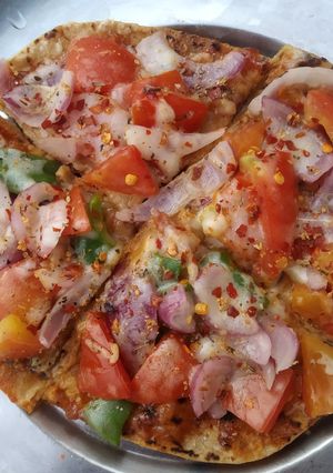 बची हुई रोटी से पिज़्ज़ा (bachi hui roti se pizza recipe in Hindi) रेसिपी मुख्य फोटो