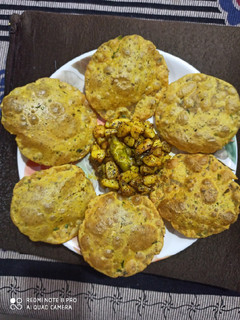 A picture of Masala puri.