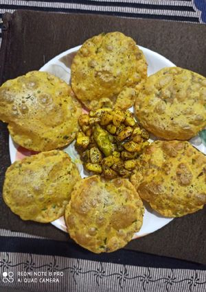 A picture of Masala puri.