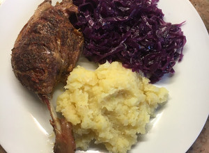 Sült kacsacomb, hagymás tört krumplival és párolt lilakáposztával recept fotója