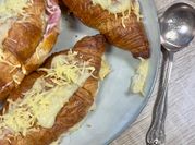 Une photo de croissants au jambon