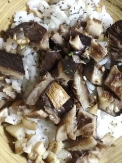 Una foto de Arroz basmati con setas cardo