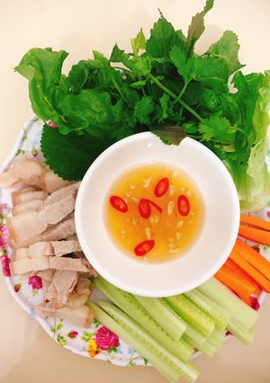 Hình của món Thịt luộc quấn bánh tráng.