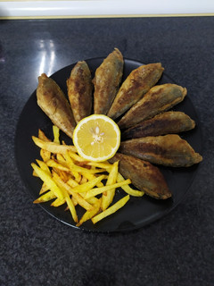 Una foto de Chicharritos fritos con guarnición