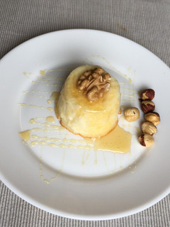 Una foto de Pastisset de mató amb mel de romaní i fruits secs