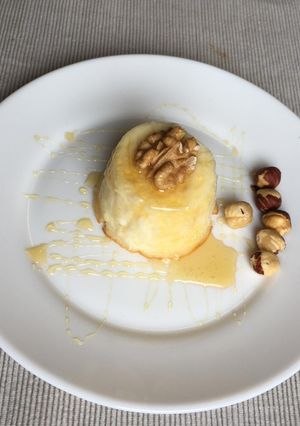 Una foto de Pastisset de mató amb mel de romaní i fruits secs