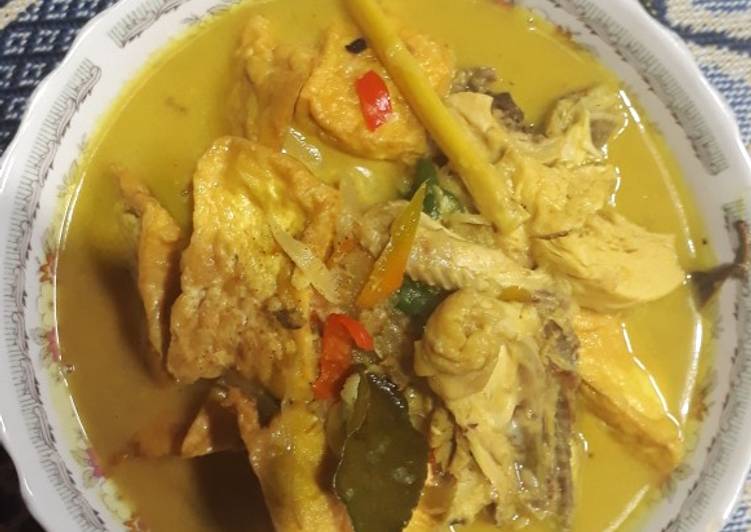 Opor ayam, tahu, ikan gabus