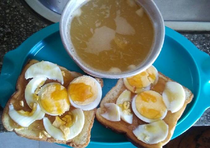 Huevos cocidos en hueveras con especias, hierbas y pan tostado para el  desayuno