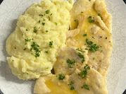 Una foto di scaloppine di pollo