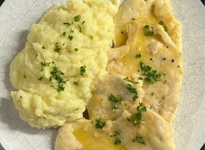 Foto di Scaloppine di pollo al limone con purè di patate