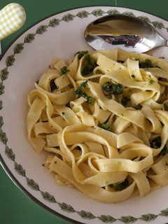 Una foto de Tallarines con salsa pesto