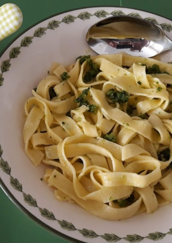 Una foto de Tallarines con salsa pesto