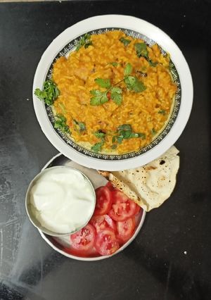 દાલ લહસુની તડકા ખીચડી (Dal Lasooni Tadka Khichdi Recipe In Gujarati) રેસીપી મુખ્ય ફોટો