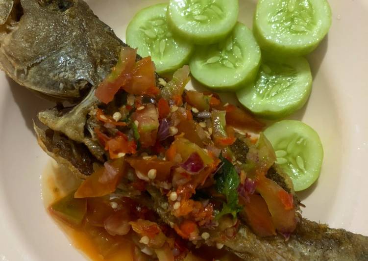 Ikan Kerapu goreng Sambel Dabu dabu.