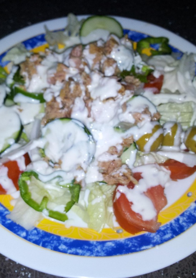 Una foto de Ensalada de atún con salsa de yogur