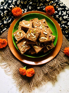 સુખડી (Sukhdi Recipe In Gujarati) રેસીપી મુખ્ય ફોટો